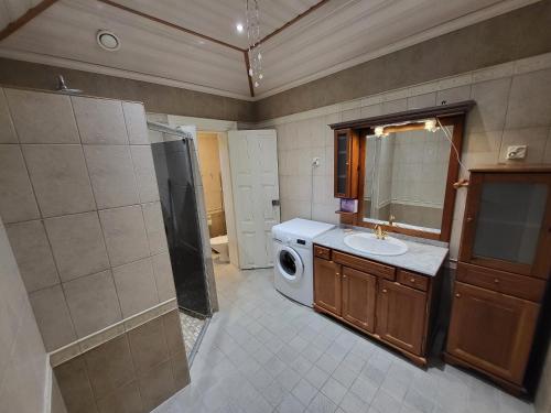 Phòng tắm tại Kirstulan Kartanon päärakennuksessa sijaitseva hieno huoneisto