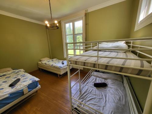 Säng eller sängar i ett rum på Kirstulan Kartanon päärakennuksessa sijaitseva hieno huoneisto