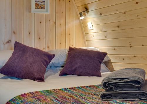 Un pat sau paturi într-o cameră la Caban Clyd