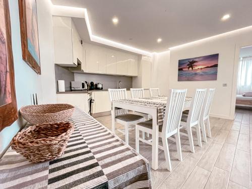Kuchyňa alebo kuchynka v ubytovaní 3-Bed Flat, Ocean Garden, Heated Pool, Parking, PP207