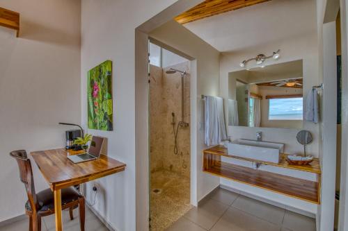 Koupelna v ubytování El Castillo Luxury Boutique Hotel-