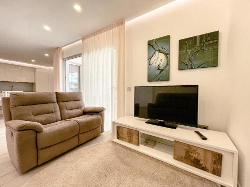Televízia a/alebo spoločenská miestnosť v ubytovaní 3-Bed Flat, Ocean Garden, Heated Pool, Parking, PP207