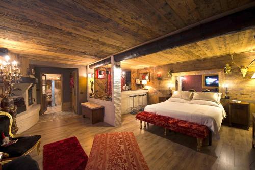 sypialnia z dużym łóżkiem i drewnianym sufitem w obiekcie Le Fate Corbezzole w mieście Romano D'Ezzelino