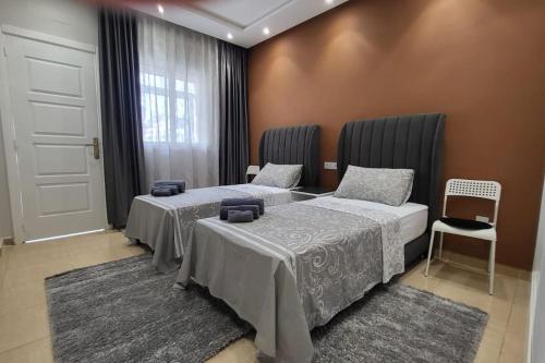 Krevet ili kreveti u jedinici u objektu Lovely 3-bedroom apartment with free parking