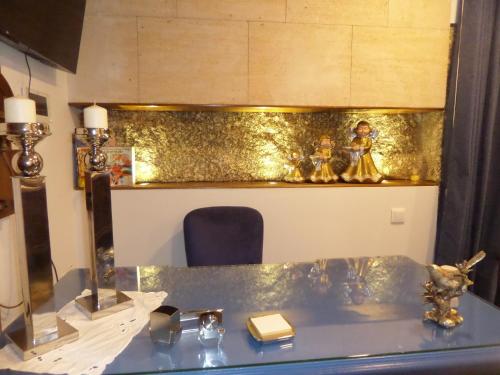 una camera con scrivania, sedia e alcune statuine di Casal de S.Romão do Meio a Guimarães