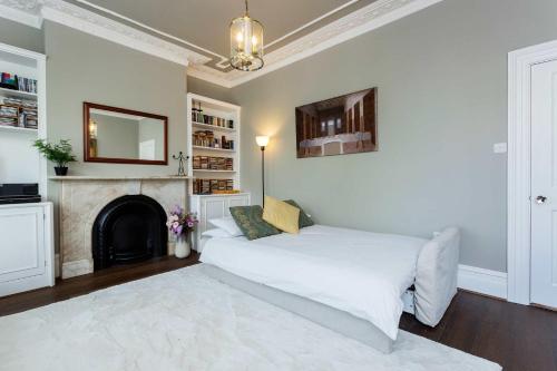 En eller flere senge i et værelse på Veeve - Embassy Elegance