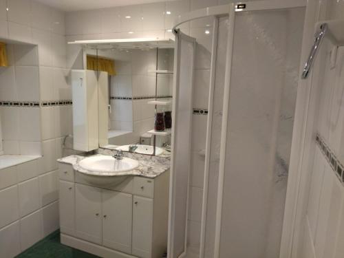 安普埃羅的住宿－Fuentinueva，白色的浴室设有水槽和淋浴。