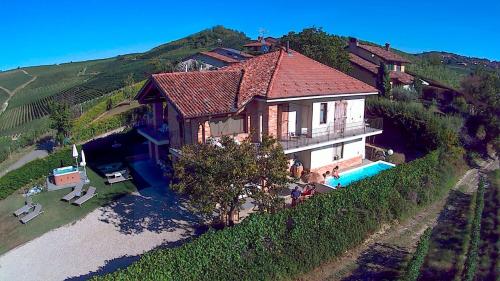 una vista aérea de una casa con piscina en Villa Laura, en Castellinaldo