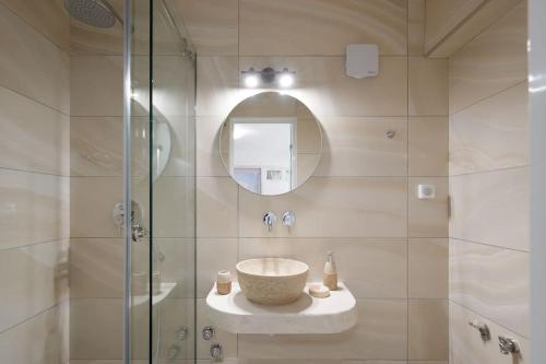uma casa de banho com um lavatório e um chuveiro em Villa-7Days em Agkidia
