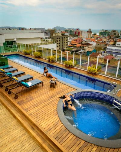 a swimming pool on the roof of a building at Oásis Cabo Frio Hotel in Cabo Frio