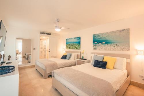 1 dormitorio con 2 camas y un cuadro en la pared en 1BR Villa at Green One F2, en Muñoz