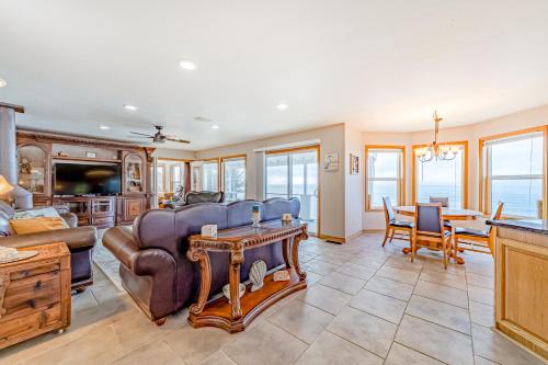 Μια τηλεόραση ή/και κέντρο ψυχαγωγίας στο Brookings Oceanfront Estate