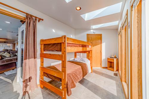 Ένα ή περισσότερα κρεβάτια σε δωμάτιο στο Brookings Oceanfront Estate
