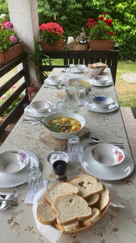 Păuşeşti-Măglaşi的住宿－CASUTA MAGICA，一张桌子,上面放着食物和面包