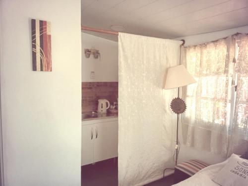 Zimmer mit einer Küche und einem Fenster mit einer Lampe in der Unterkunft Wilson House in Buenos Aires