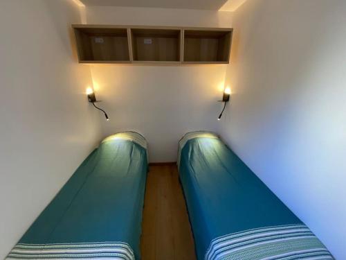 Pokój z 2 zielonymi łóżkami piętrowymi w obiekcie Sea-View - Wifi - Parking w mieście Six-Fours-les-Plages