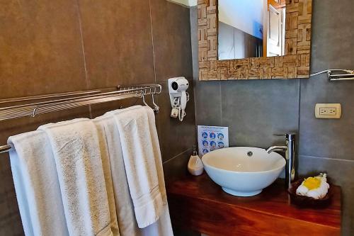 Ein Badezimmer in der Unterkunft El Castillo Luxury Boutique Hotel-