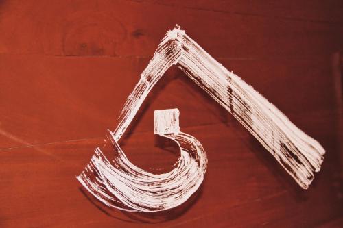 a white triangle on top of a wooden table at Casa Azul in Mindelo