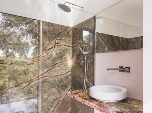 W łazience znajduje się przeszklony prysznic i toaleta. w obiekcie One bedroom property with lake view shared pool and enclosed garden at Montemor o Novo w mieście Montemor-o-Novo