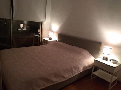 - une chambre avec un lit et 2 tables avec des lampes dans l'établissement GOLFE JUAN 3P MER PARKING, à Vallauris