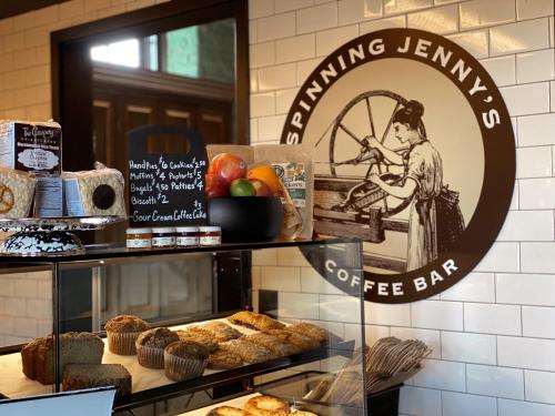 una panadería con un letrero de cafetería y algunos pasteles en The Lincoln Hotel en Biddeford