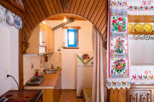 a kitchen with an archway in a tiny house at Astahi 