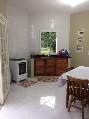 Nhà bếp/bếp nhỏ tại Chalé em meio à natureza, com riacho no quintal