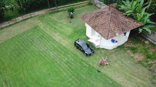Vườn quanh Chalé em meio à natureza, com riacho no quintal