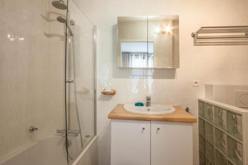 ein Bad mit einem Waschbecken und einer Dusche in der Unterkunft JEANETTE 2 in Morzine