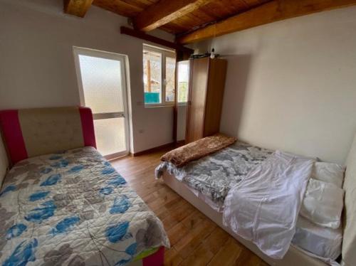 1 dormitorio con cama y ventana en Guesthouse Arber en Peshkopi