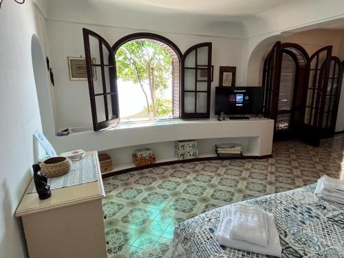 una camera con letto, TV e finestra di Casa Reverie - Amalfi Coast a Praiano