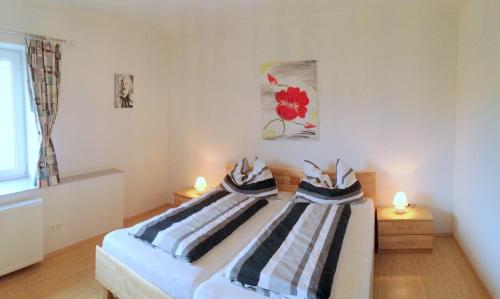 ein Schlafzimmer mit einem Bett mit zwei Schuhen drauf in der Unterkunft Ferienwohnung Haus Maier in Seeboden