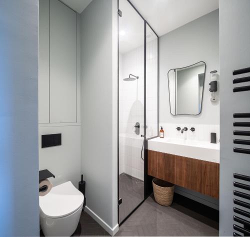 La salle de bains est pourvue de toilettes et d'un lavabo. dans l'établissement Joro Living, à Paris