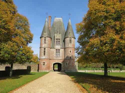 Stary zamek z drogą przed nim w obiekcie St Germain w mieście Saint-Germain-du-Corbéis