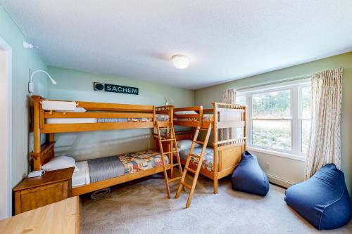 a bedroom with two bunk beds and a window at Winterplace Q206 in Ludlow