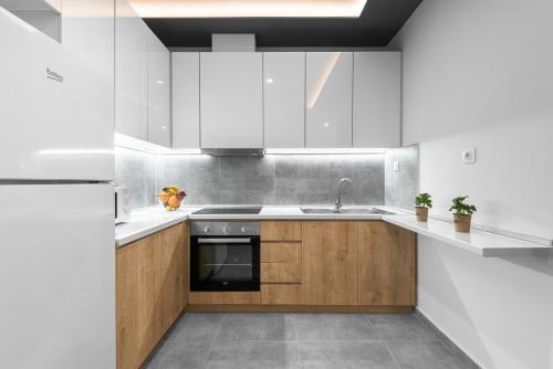 Кухня или мини-кухня в Adelle Apartments, The Luxury Suites
