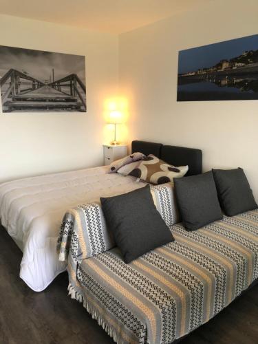 - une chambre avec un lit et un canapé dans l'établissement Prise de vue à 2 pas de la plage, à Villers-sur-Mer