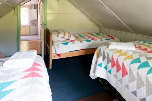 a room with two bunk beds in a room at La Casona, baño Compartido in Villa Cerro Castillo