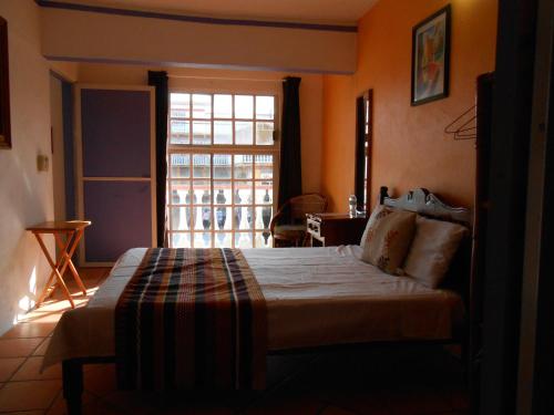 Säng eller sängar i ett rum på Hotel y Bungalows Monteverde