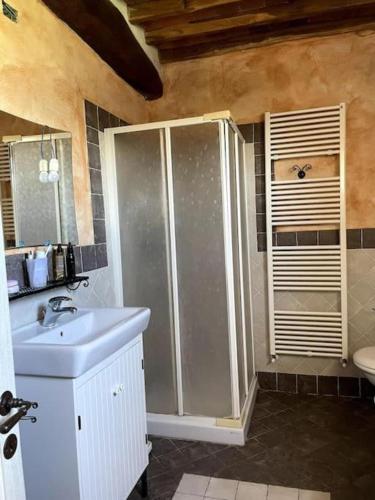 Ett badrum på Suite matrimoniale + bagno privato in casa rustica