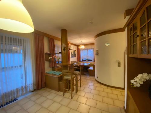 eine Küche und ein Wohnzimmer mit einem Tisch und Stühlen in der Unterkunft Apartment Feistriz in Rosental 9181 in Feistritz im Rosental