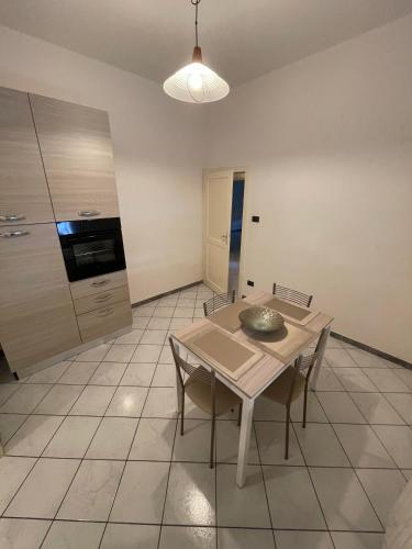 cocina con mesa y sillas en una habitación en FEELS LIKE HOME, en Bolonia
