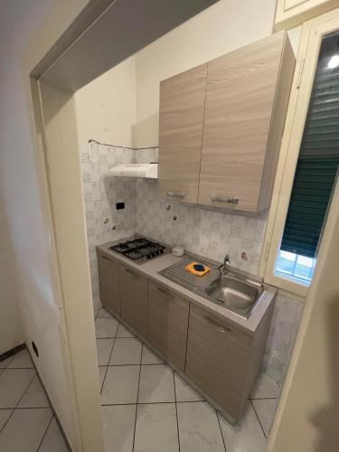 uma pequena cozinha com um lavatório e um fogão em FEELS LIKE HOME em Bolonha
