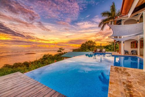 Der Swimmingpool an oder in der Nähe von El Castillo Luxury Boutique Hotel-