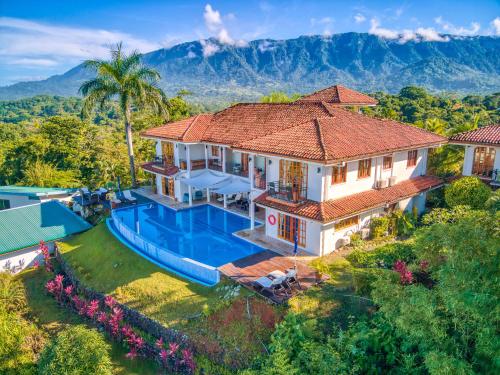 - une vue aérienne sur une maison avec une piscine dans l'établissement El Castillo - Adults only, à Ojochal