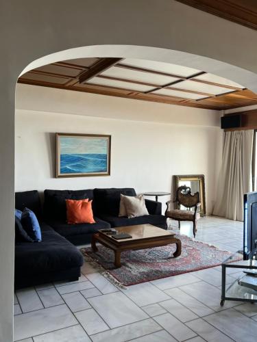 salon z kanapą i stolikiem kawowym w obiekcie Home House Rethymno w Retimnie