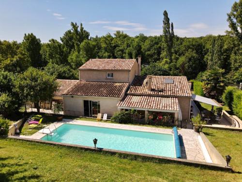 una vista aérea de una casa con piscina en Suite familiale de charme en Provence en Mirabeau