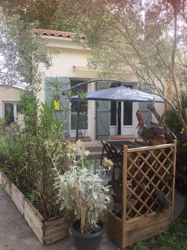Taman di luar Les Oliviers de Camargue