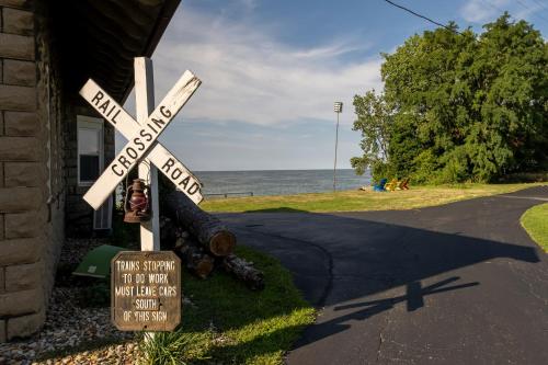 Cozy Lakefront Cottage – Photos 4