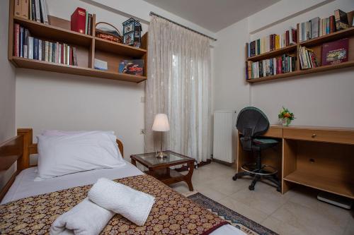 - une chambre avec un lit et un bureau dans l'établissement Chris Cozy Apartment, à Ioannina